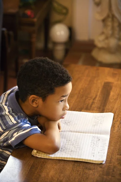 Junge macht Hausaufgaben. — Stockfoto