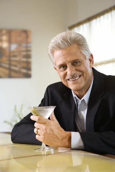 Uomo al bar con martini . — Foto Stock