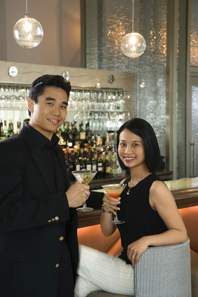 Мужчина и женщина в баре . — стоковое фото