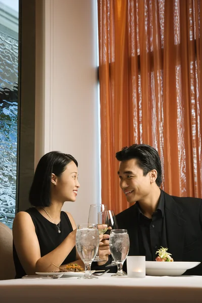 Casal jovem atraente sorrindo um para o outro — Fotografia de Stock