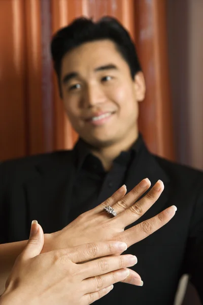 여자 결혼 반지를 보고. — 스톡 사진