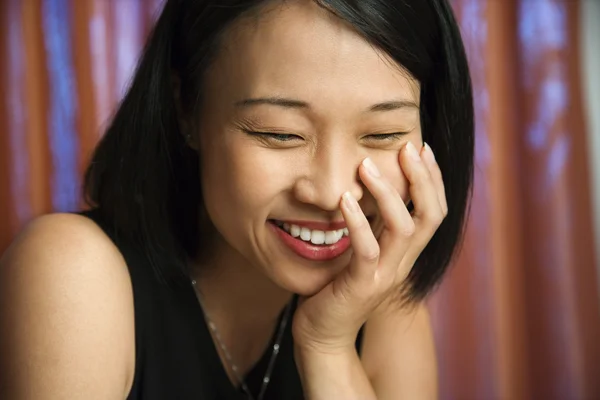 Glada skratt asiatisk kvinna. — Stockfoto