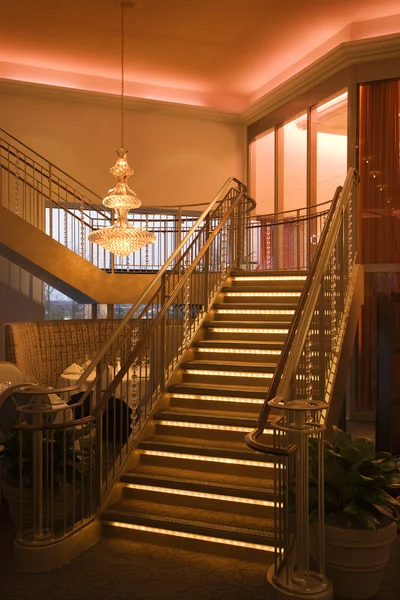 Лестница в модном здании . — стоковое фото