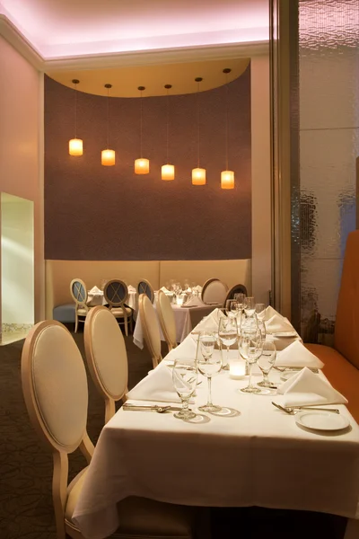 Lange tafel in restaurant. — Stockfoto