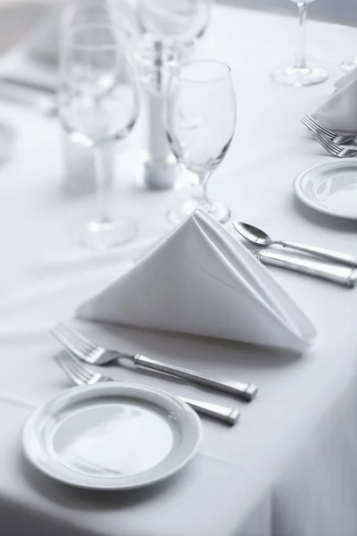 Coloque los ajustes en la mesa de comedor —  Fotos de Stock