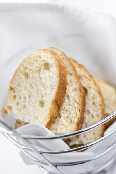 Нарезанный хлеб в проволочной корзине — стоковое фото