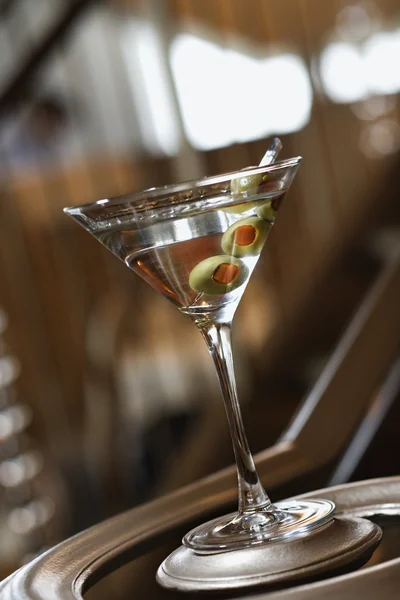 Martini z oliwkami na poręcz — Zdjęcie stockowe