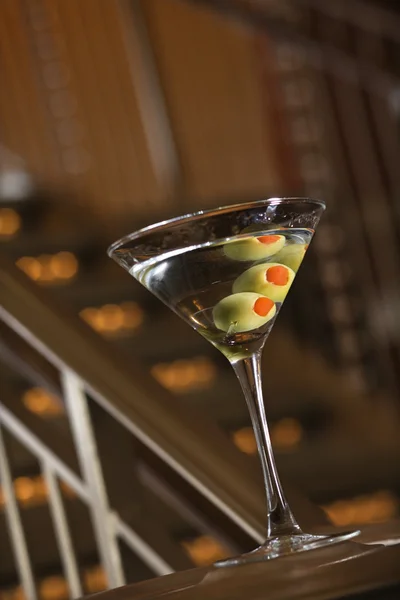 Martini z oliwkami. — Zdjęcie stockowe