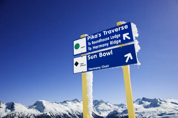 スキー リゾート歩道の標識. — ストック写真
