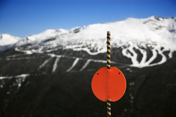 Senderos para estaciones de esquí en montaña . — Foto de Stock