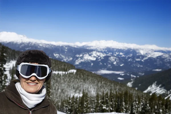 Žena lyžař v horách. — Stock fotografie