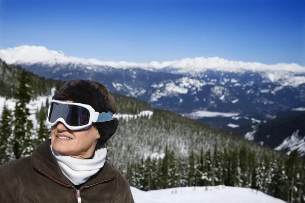 Kvinna skidåkare i bergen. — Stockfoto