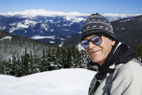 Muž lyžař v horách. — Stock fotografie