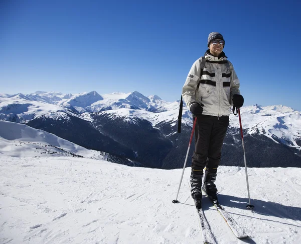 Homme sur les pistes de ski . — Photo