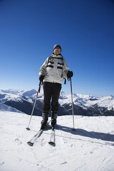 Homem nas pistas de esqui . — Fotografia de Stock