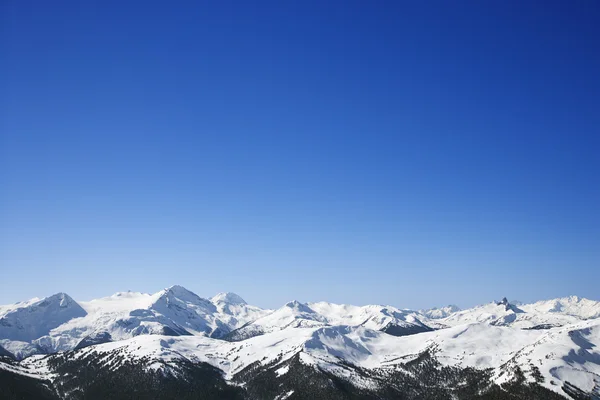 Горы, покрытые снегом . — стоковое фото