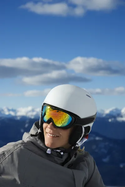 Fiú snowboardos hegyekben. — Stock Fotó