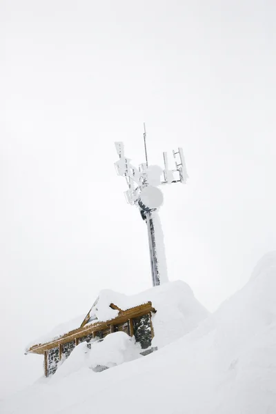 Cabine e antena cobertas de neve . — Fotografia de Stock