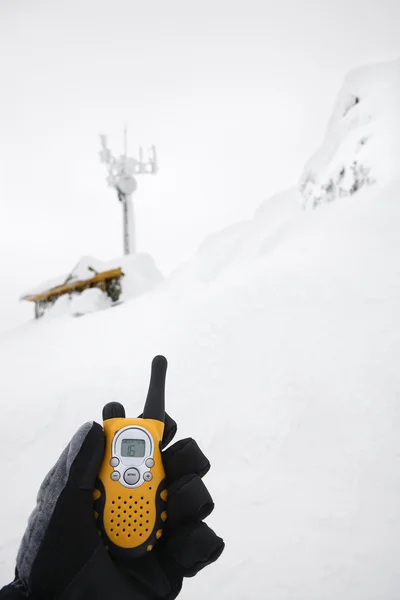 Gehandschoende hand met walkie talkie. — Stockfoto