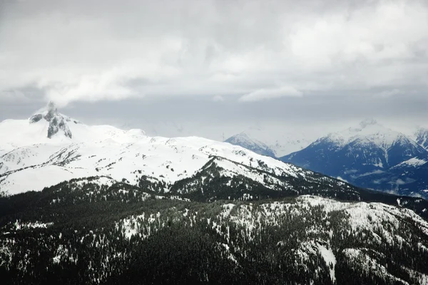 Estación de esquí montaña con nieve . — Foto de Stock