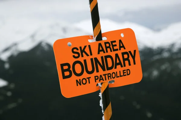 Sinal de limite da trilha de esqui . — Fotografia de Stock