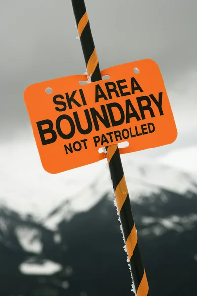 Ski området trail gränsen tecken. — Stockfoto