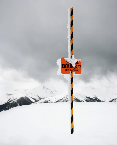 Sinal de limite de trilha de área de esqui . — Fotografia de Stock