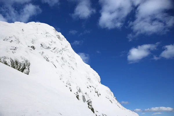 雪に覆われた山. — ストック写真