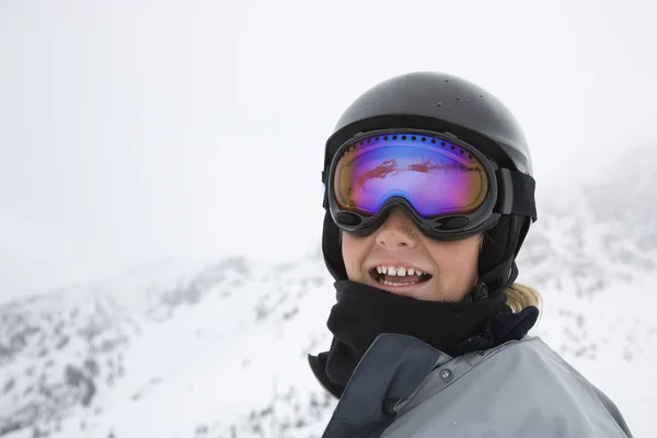 Jongen skiër op ski routes. — Stockfoto
