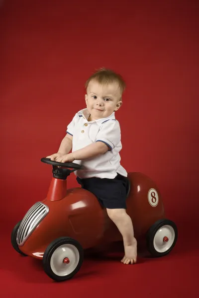 Ung pojke på spela bil. — Stockfoto