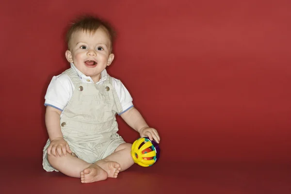 Мальчик играет с мячом . — стоковое фото