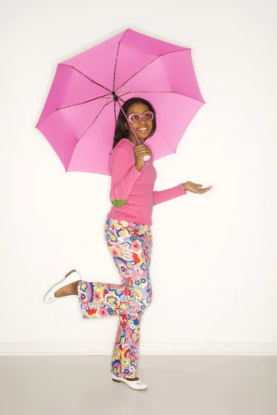 Дівчина Холдинг парасольку . Ліцензійні Стокові Зображення