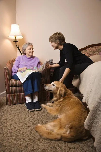 Mulher idosa com mulher mais jovem e cão Imagens Royalty-Free