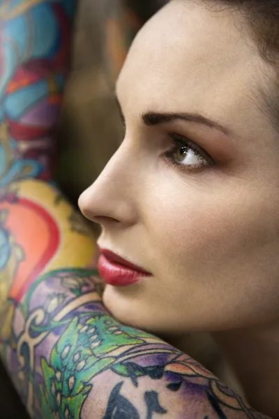 Atractiva mujer tatuada . Imagen de stock