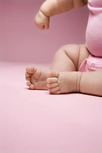 Τα πόδια του μωρού και του βραχίονα. Royalty Free Εικόνες Αρχείου