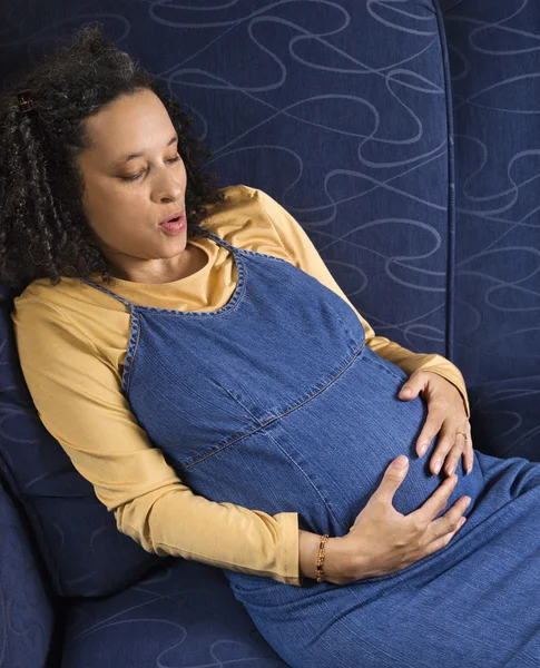 Беременная женщина держит живот . Лицензионные Стоковые Изображения