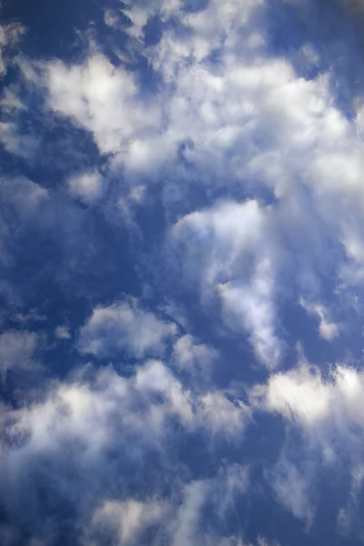 Modrá obloha a mraky. — Stock fotografie