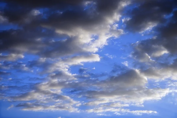 Blå himmel och moln. — Stockfoto