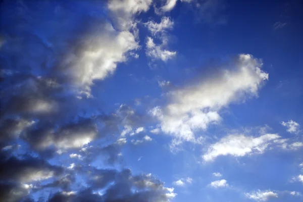 Blå himmel och moln. — Stockfoto