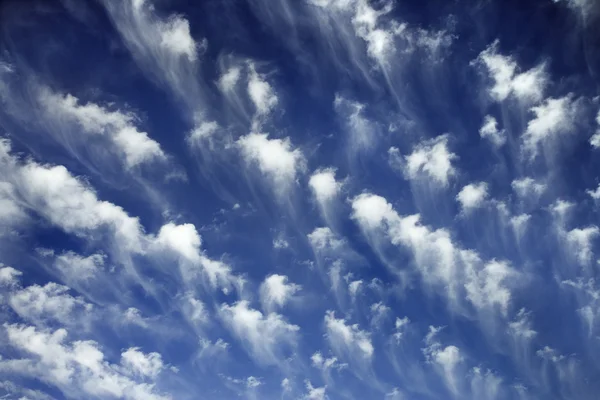 Céu azul e nuvens. — Fotografia de Stock