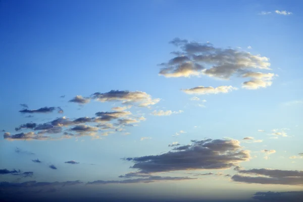 Μπλε του ουρανού και τα σύννεφα κατά το σούρουπο. — Φωτογραφία Αρχείου