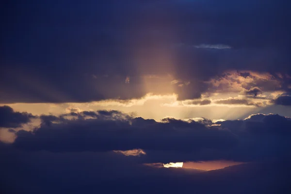 Zonnestralen komen door wolken. — Stockfoto