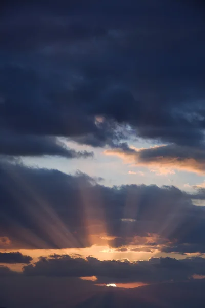 雲の切れ間から来る太陽光線. — ストック写真