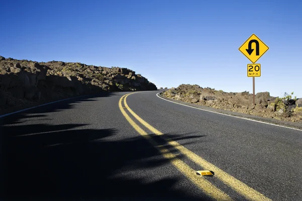 Strada con segno di curva tagliente . — Foto Stock