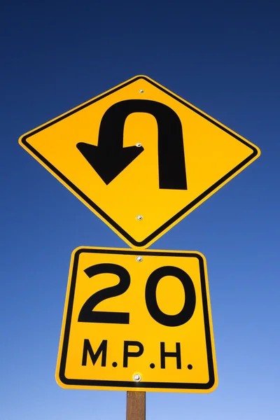 Znak ostrzegawczy "Krzywej w drodze" — Zdjęcie stockowe