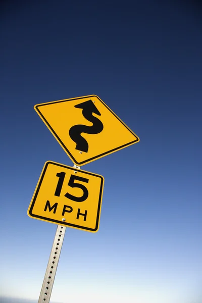 Sinal de aviso de estrada curvilínea — Fotografia de Stock