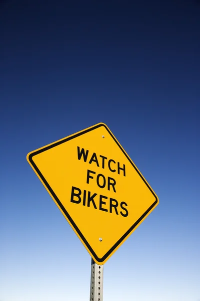 Señal de advertencia de carretera 'Cuidado con los ciclistas' — Foto de Stock