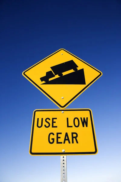 Znak drogowy z ostrzeżeniem dla samochodów ciężarowych — Zdjęcie stockowe