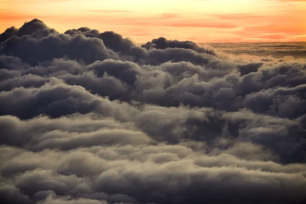 Схід сонця над хмарами у Мауї. — стокове фото