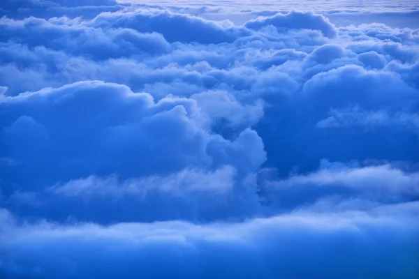 Blauwe lucht en wolken. — Stockfoto